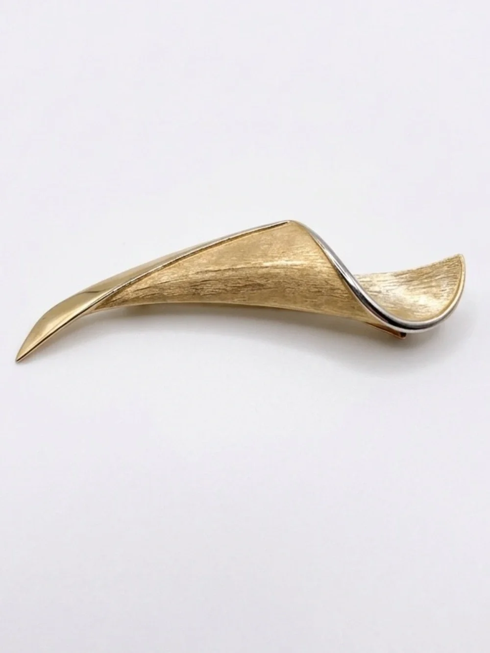 Vintage Crown Trifari Gold Tone Brushed Metal Ribbon Brooch Pin 1960s Modernist